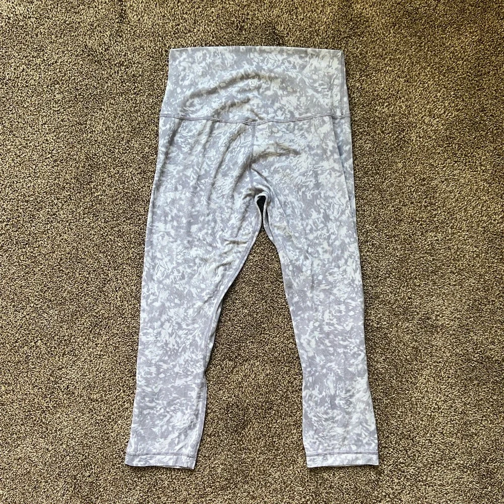 Lululemon Grey and White Patterned Crop Legging Size 8 - Picture 2 of 4